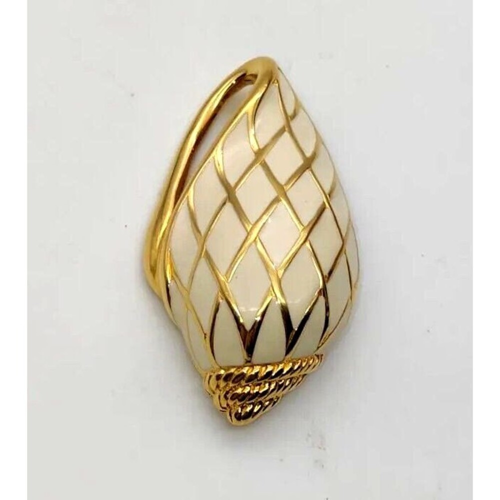 Vtg Estate Trifari Signed Gold Tone Enamel Conch Shell Brooch Pin 2.25”